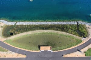 Vue aérienne d'un bassin de rétention d'eau aménagé en bord de lac