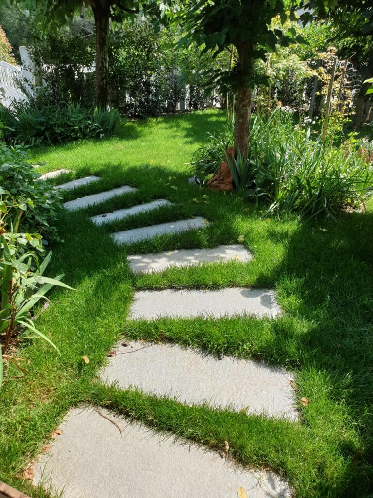 Chemin en pas japonais à travers une pelouse verdoyante à Chens-sur-Léman en Haute-Savoie (74)