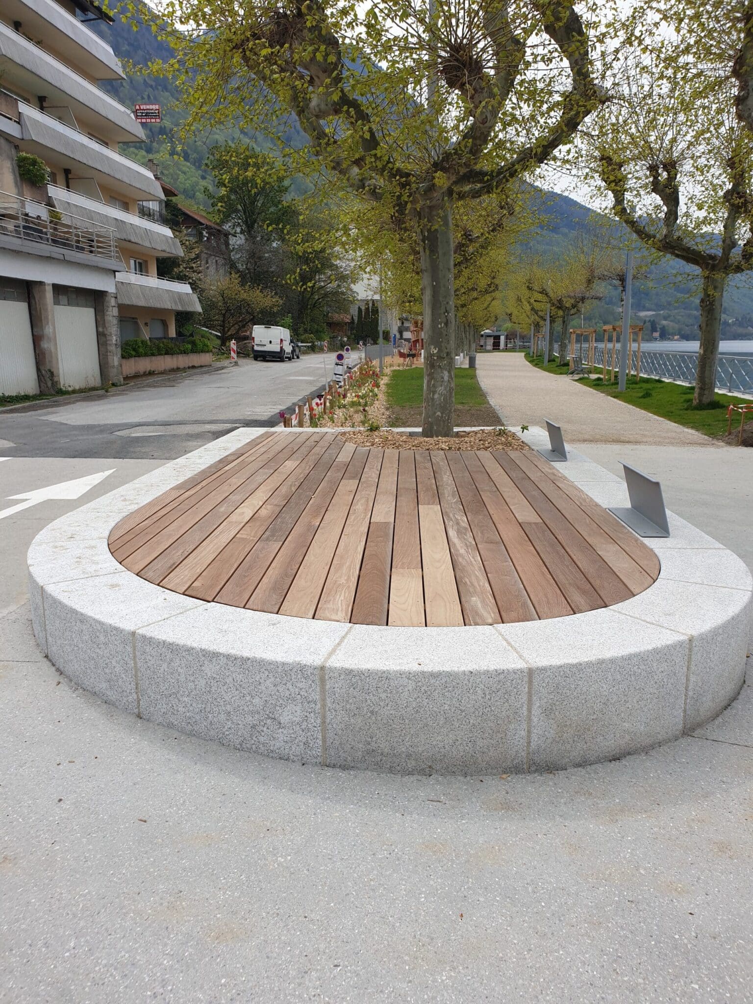 Banc circulaire en bois et pierre avec arbre intégré, aménagé sur un quai à Saint-Gingolph (74500), Haute-Savoie