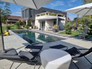Intégration paysagère de la piscine dans un jardin résidentiel à Thonon-les-Bains