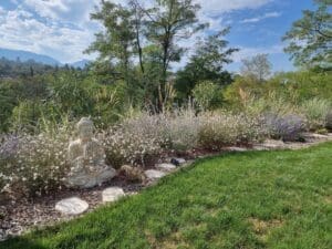 Massif méditerranéen fleuri avec statue de Bouddha pour une ambiance zen