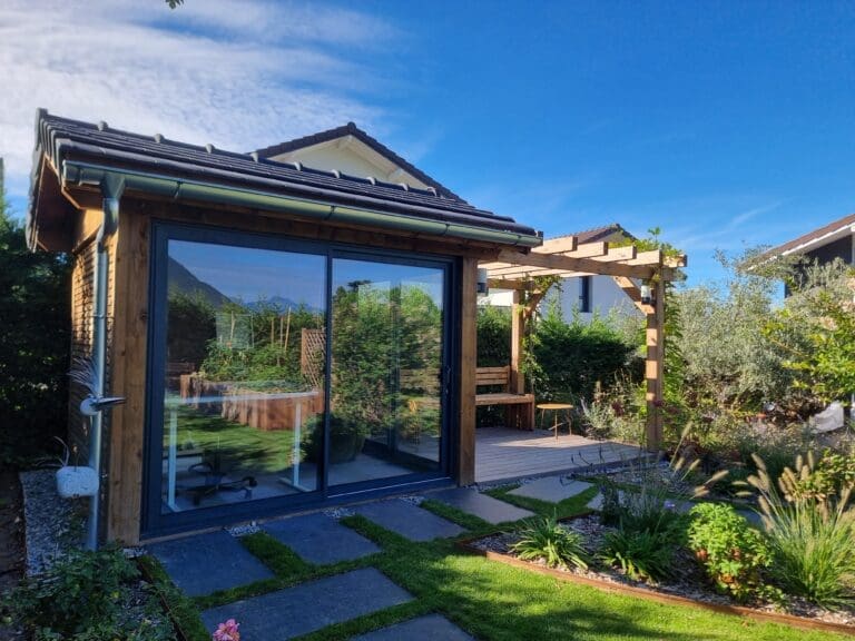 Maison de jardin et terrasse bois avec pergola