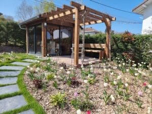 Pergola bois ombragée et salon de jardin dans un espace verdoyant à Lugrin