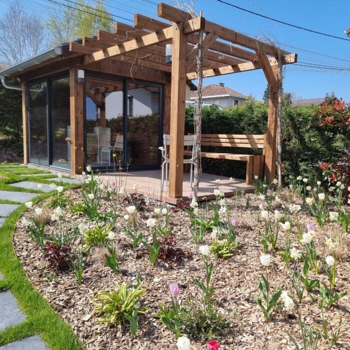 Pergola bois ombragée et salon de jardin dans un espace verdoyant à Lugrin